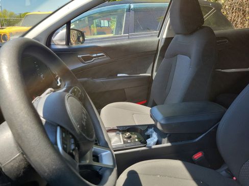 Used 2024 Kia Sportage LX image 8