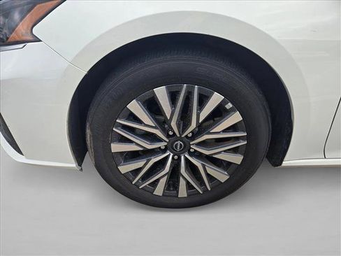 Used 2025 Nissan Altima 2.5 SV FWD image 11