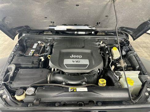 Used 2015 Jeep Wrangler Unlimited Sahara w/ Connectivity Group AWD/4WD image 29