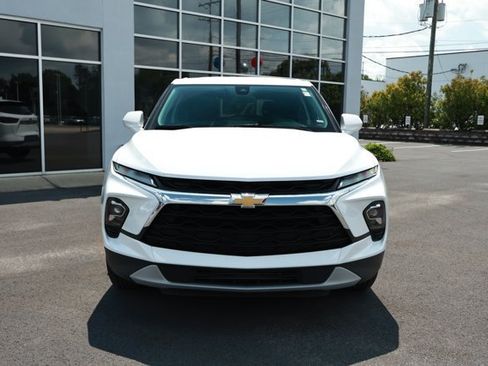 Used 2025 Chevrolet Blazer LT FWD image 2