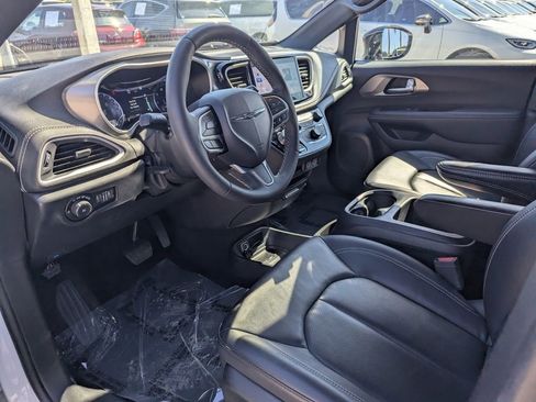 Used 2025 Chrysler Pacifica Select image 25