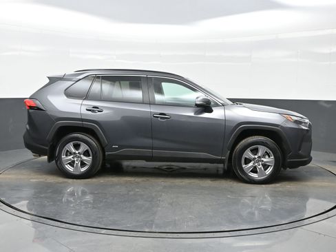 Used 2022 Toyota RAV4 XLE w/ Convenience Package image 7
