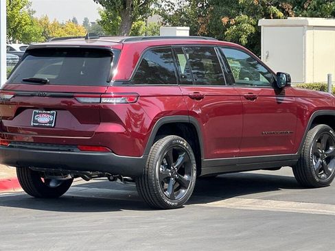 New 2025 Jeep Grand Cherokee Altitude image 4