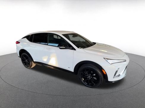 Used 2025 Buick Envista Sport Touring image 2