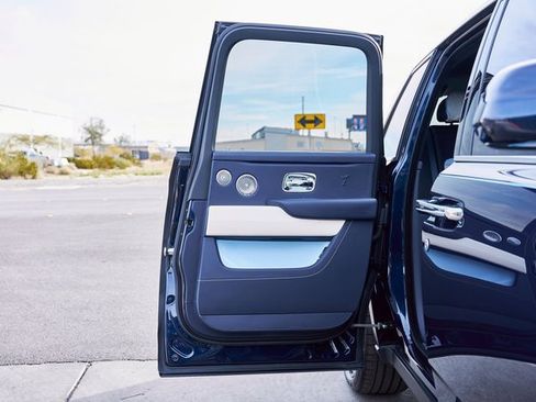 Used 2022 Rolls-Royce Cullinan w/ Cullinan Package image 27