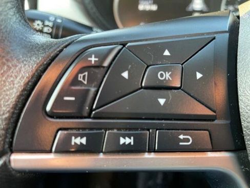 Used 2022 Nissan Versa SV image 16