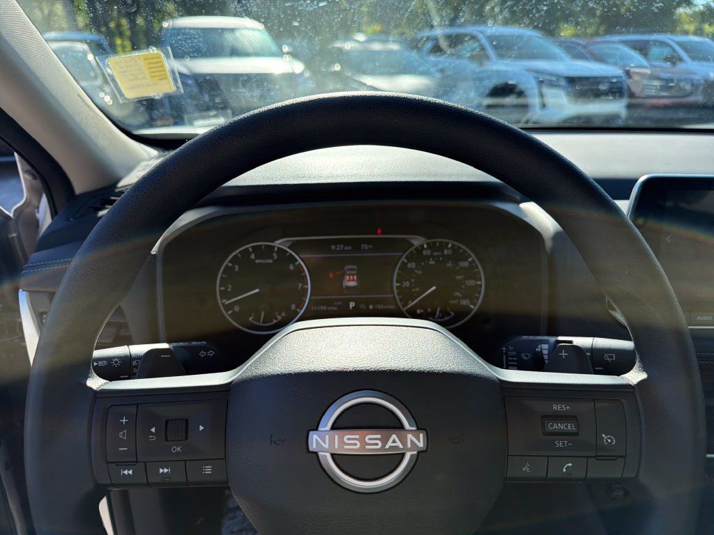 Used 2025 Nissan Rogue S AWD/4WD image 19