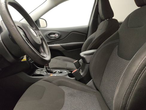 Used 2019 Jeep Cherokee Latitude w/ Popular Appearance Group image 17