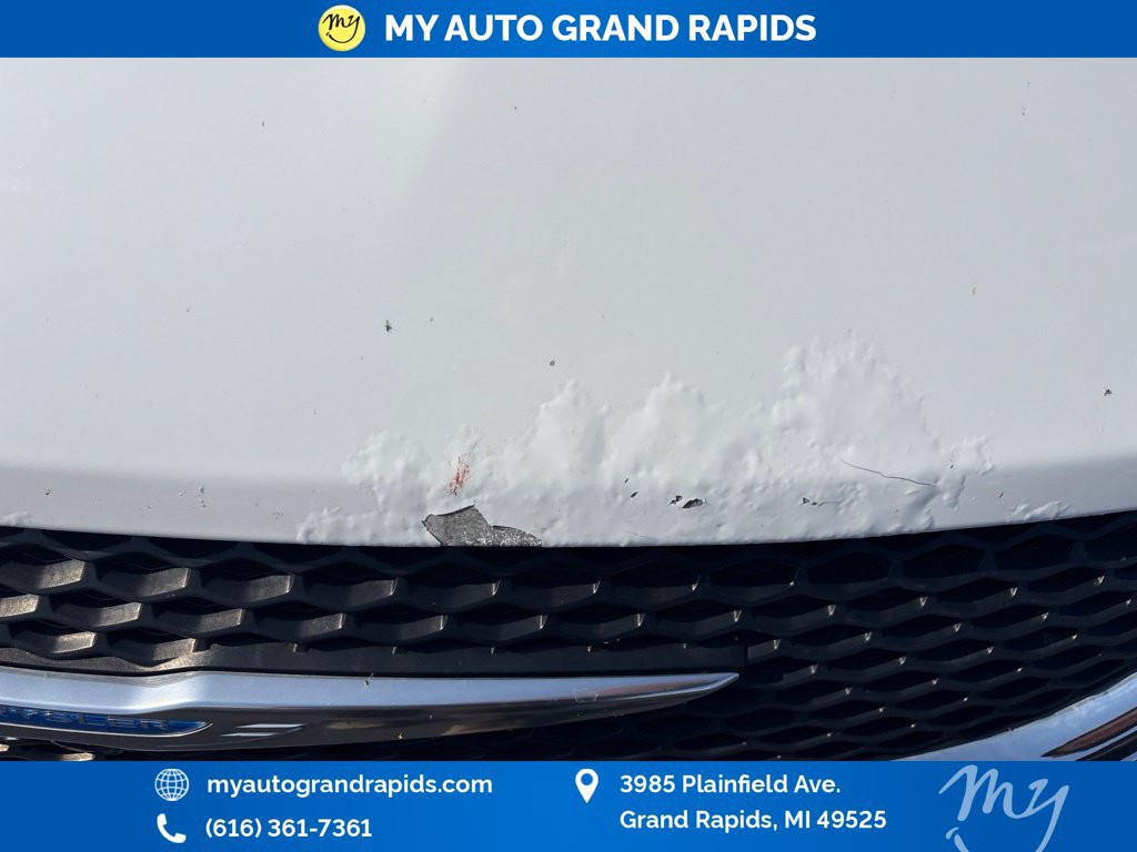 Used 2018 Chrysler Pacifica Limited w/ Tire & Wheel Group FWD image 12