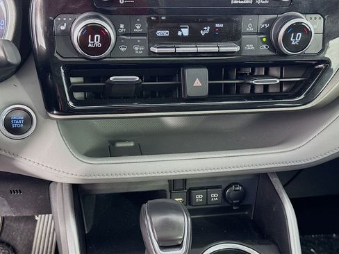 Used 2020 Toyota Highlander XLE image 22