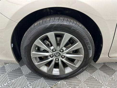 Used 2017 Toyota Camry XLE image 12