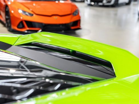 Used 2022 Lamborghini Huracan EVO RWD image 15