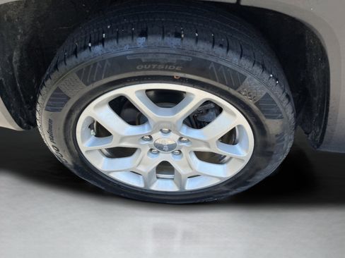 Used 2018 Jeep Renegade Latitude FWD image 30