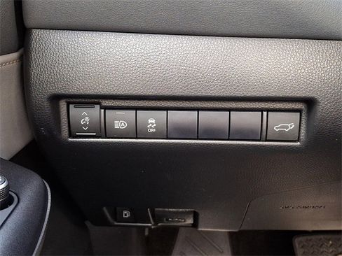 Used 2021 Toyota Venza LE image 22