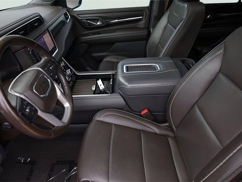 Used 2021 GMC Yukon Denali w/ Denali Premium Package image 12