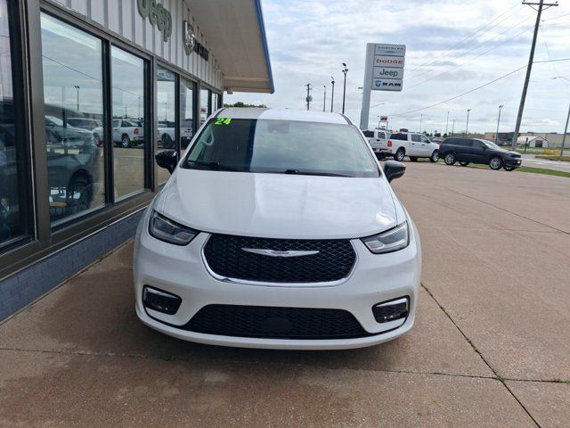 Used 2024 Chrysler Pacifica Touring-L FWD image 2