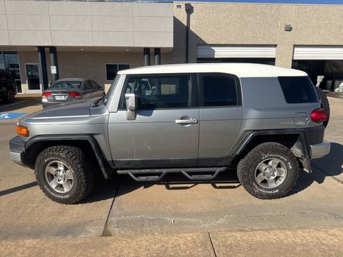 Used 2010 Toyota FJ Cruiser 4WD image 2