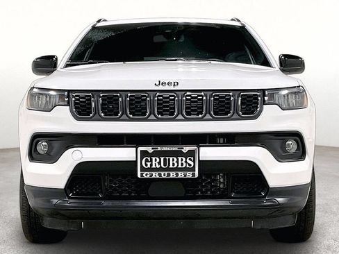 Used 2025 Jeep Compass Latitude AWD/4WD image 4
