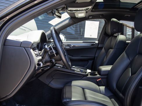Certified 2024 Porsche Macan AWD/4WD image 5