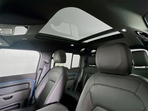 Used 2024 Land Rover Defender 110 S image 23