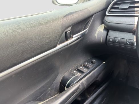 Used 2019 Toyota Camry SE FWD image 11