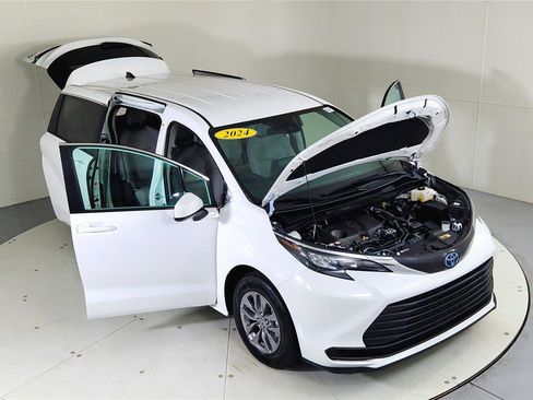 Used 2024 Toyota Sienna LE image 24