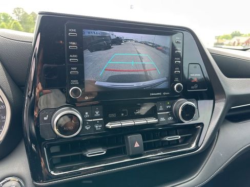 Used 2022 Toyota Highlander XSE FWD image 18