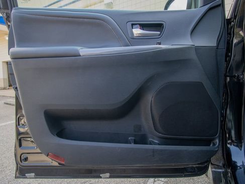 Used 2017 Toyota Sienna SE w/ SE Preferred Package image 10