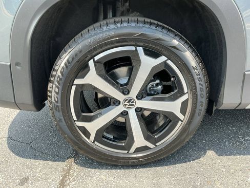 Certified 2025 Volkswagen Tiguan SE image 23