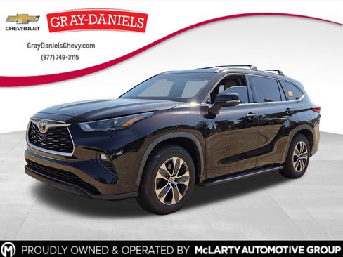 Used 2022 Toyota Highlander XLE FWD image 1