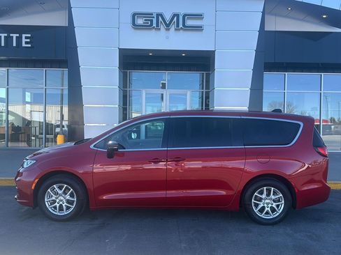 Used 2024 Chrysler Pacifica Touring-L image 1