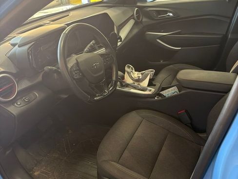Used 2024 Chevrolet Trax RS w/ Driver Confidence Package FWD image 2