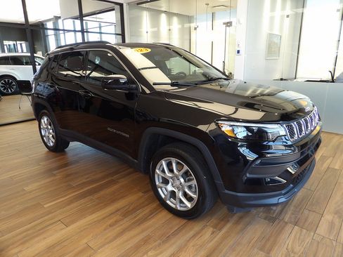 Used 2023 Jeep Compass Latitude w/ Sun and Sound Group AWD/4WD image 3