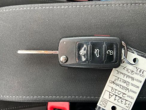 Used 2019 Volkswagen Beetle 2.0T SE FWD image 29