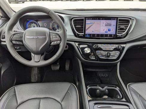 Used 2025 Chrysler Pacifica Limited image 16