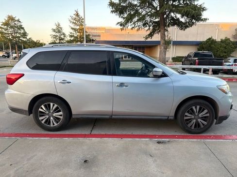 Used 2019 Nissan Pathfinder SV FWD image 4
