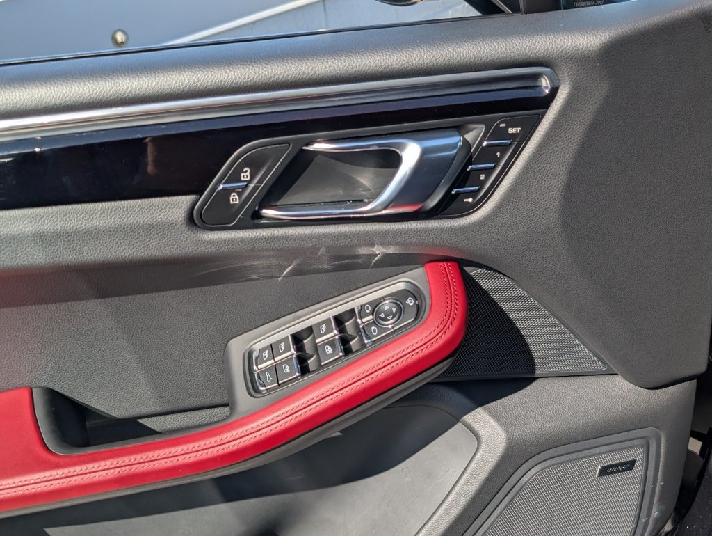 Certified 2025 Porsche Macan AWD/4WD image 20