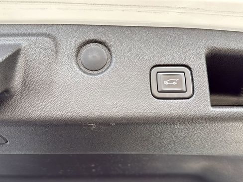 Used 2021 Chevrolet Equinox LT w/ Driver Convenience Package image 19