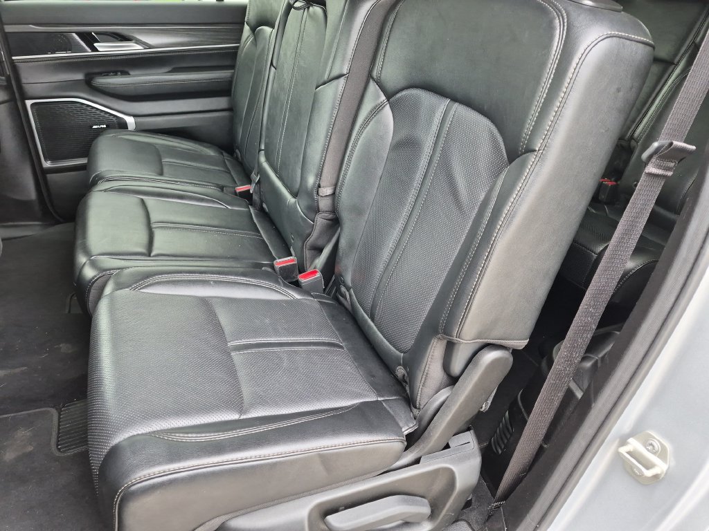 Used 2024 Jeep Wagoneer L Series II w/ Flexible Seating Group AWD/4WD image 13