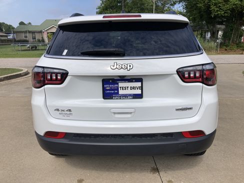 Used 2024 Jeep Compass Latitude w/ Mopar Graphics Package AWD/4WD image 7