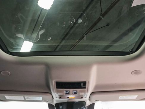 Used 2023 Land Rover Defender 90 S image 16