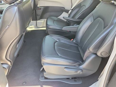 Used 2024 Chrysler Pacifica Limited FWD image 13