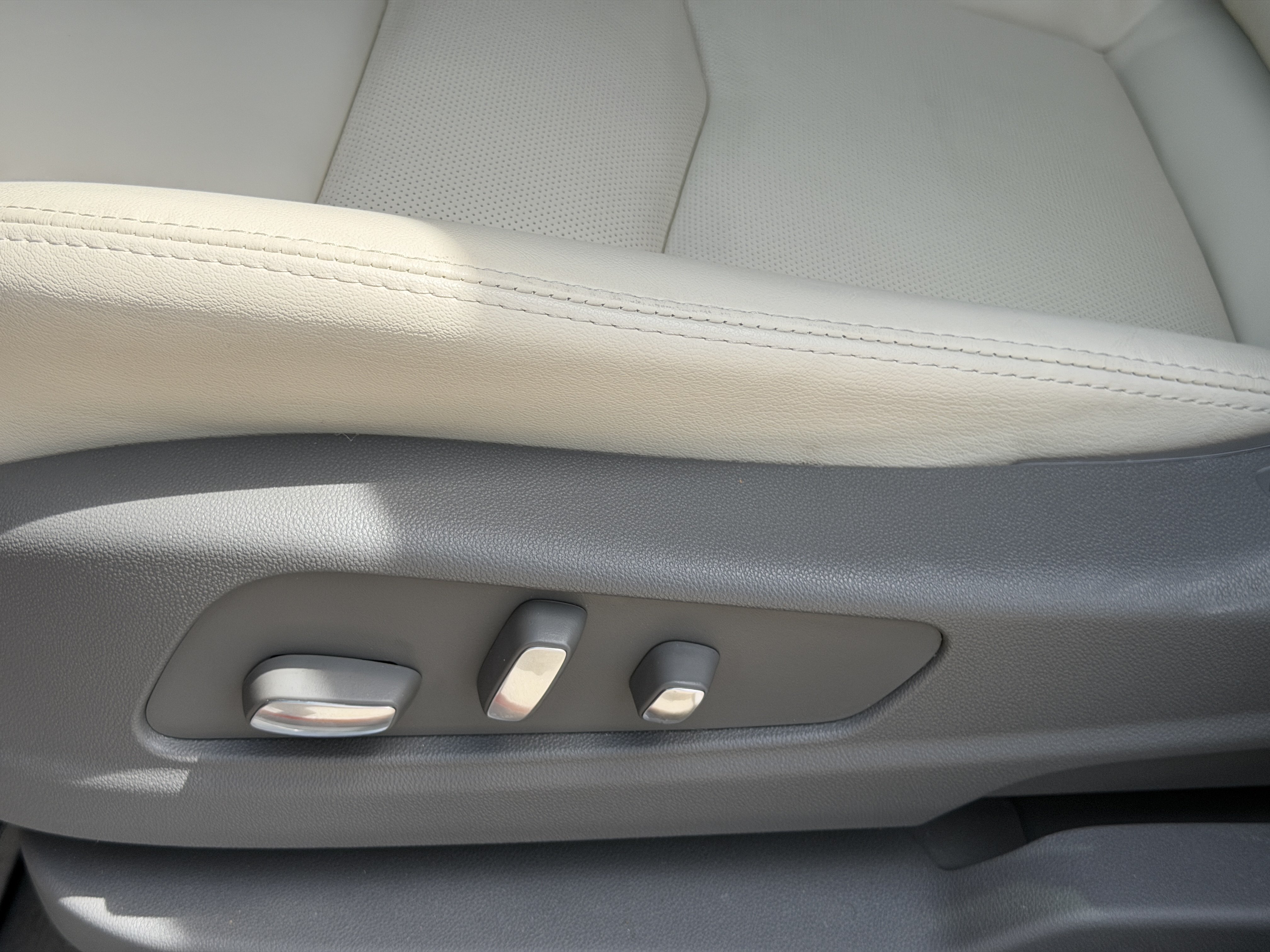 Certified 2024 Cadillac XT5 Premium Luxury FWD image 17