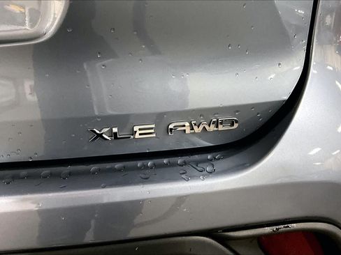 Used 2022 Toyota Highlander XLE AWD/4WD image 10