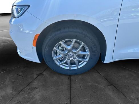 New 2026 Chrysler Pacifica Select image 14
