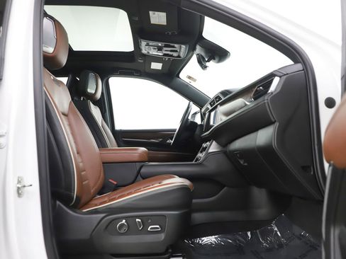 Used 2023 GMC Yukon XL Denali Ultimate image 12