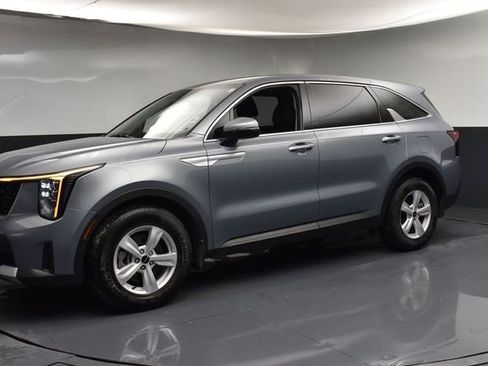 Used 2025 Kia Sorento LX image 4