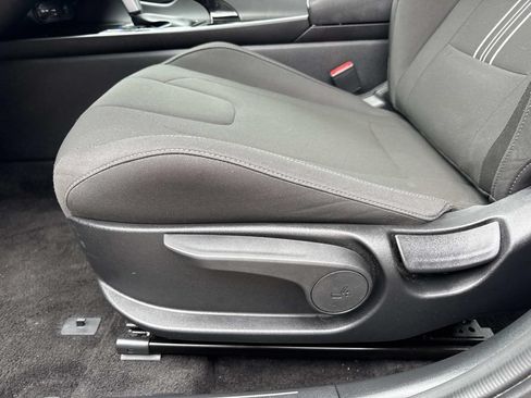 Used 2025 Hyundai Elantra SEL FWD image 18