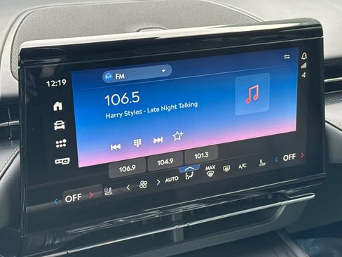 Used 2025 Lincoln Nautilus Premier w/ Jet Appearance Package image 17