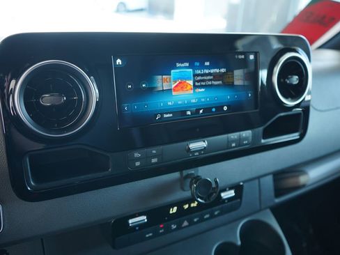 Used 2022 Mercedes-Benz Sprinter 2500 image 32